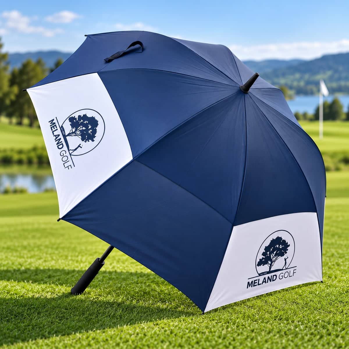 Golfparaply med Meland Golf-logo i tourstørrelse på banen